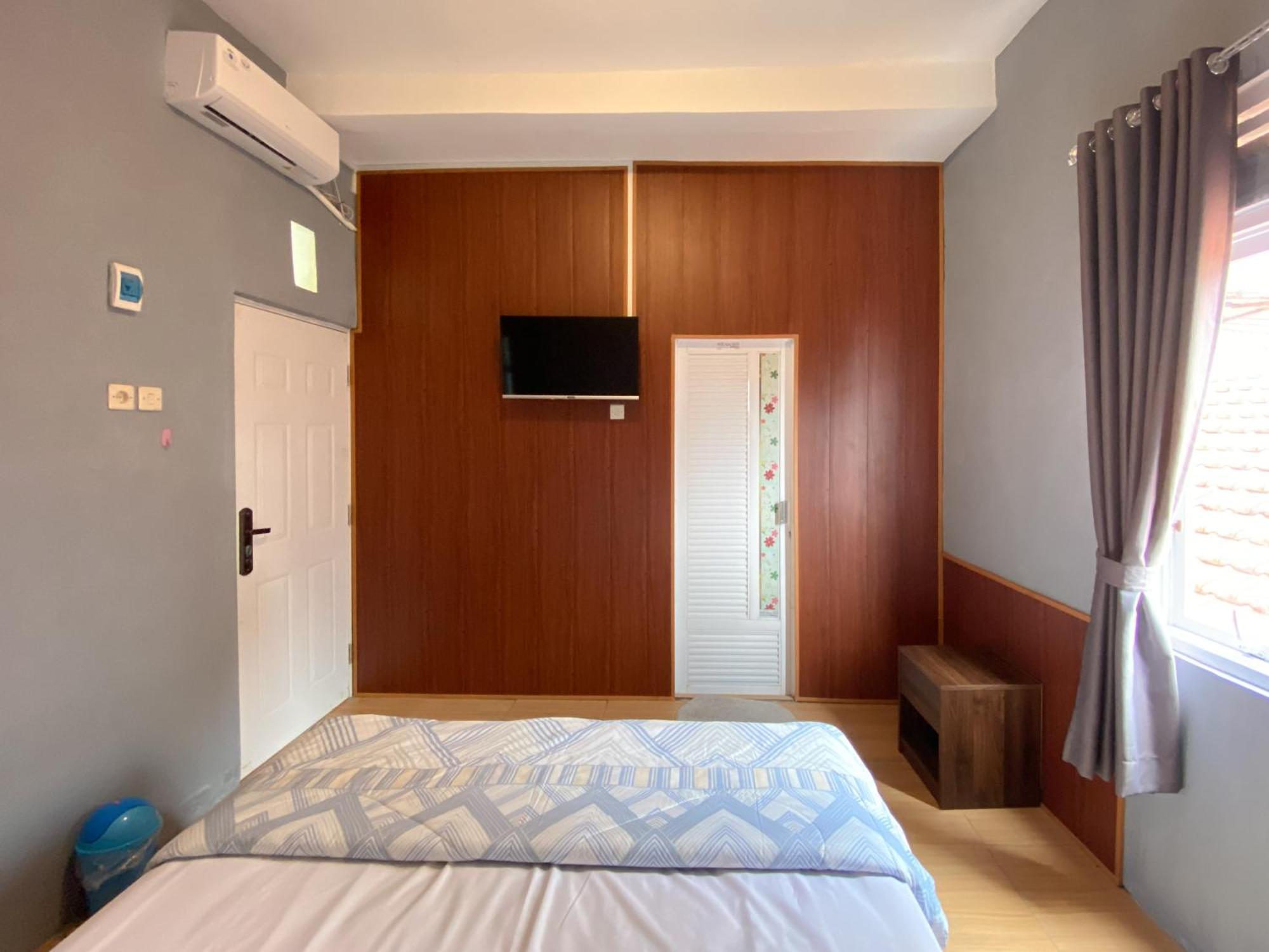 Duta Elite Kostel Syariah Near Rsud Caruban Redpartner Hotel