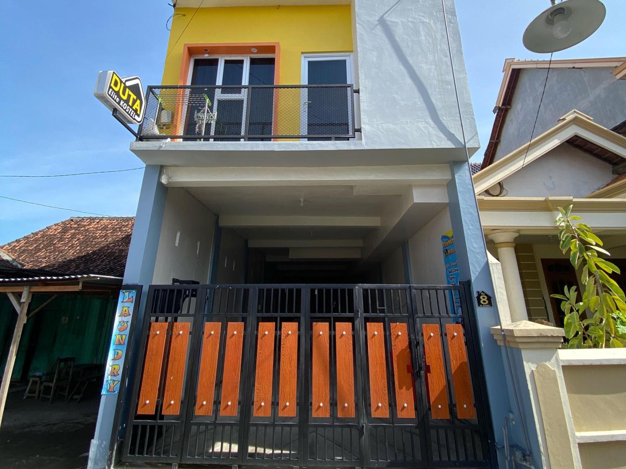 Duta Elite Kostel Syariah Near Rsud Caruban Redpartner Hotel 2*